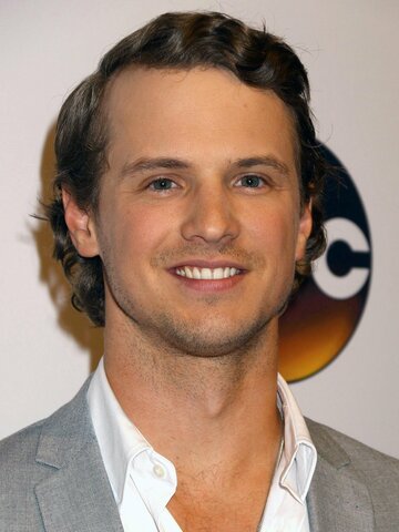 Freddie Stroma Headshot