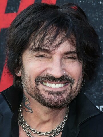 Tommy Lee Headshot