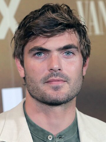 Alex Roe Headshot