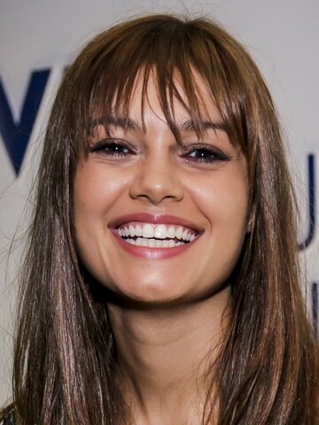 Sophie Charlotte Headshot