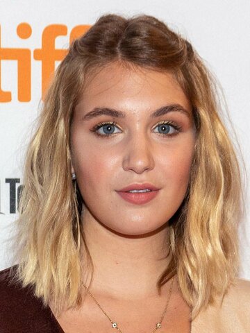 Sophie Nélisse Headshot