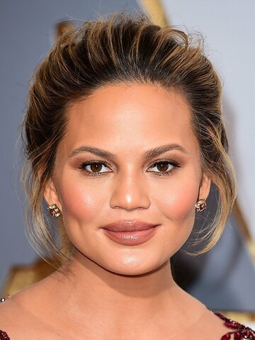 Chrissy Teigen Headshot