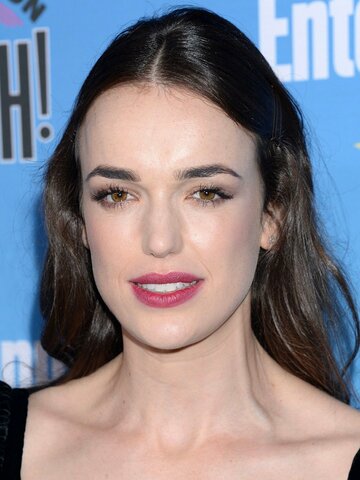 Elizabeth Henstridge Headshot