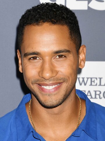Elliot Knight Headshot