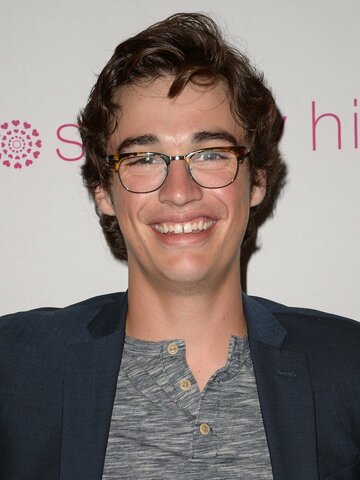 Joey Bragg Headshot