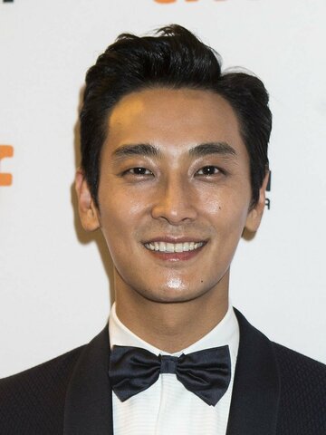 Ju Ji-hoon Headshot