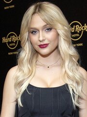 Alyvia Alyn Lind