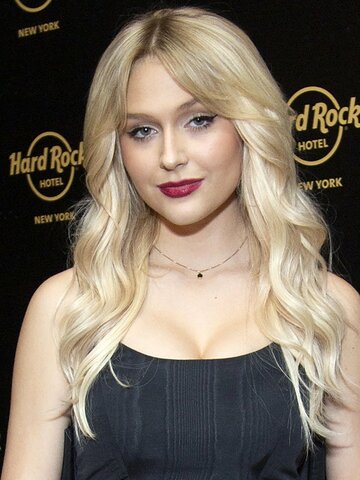 Alyvia Alyn Lind Headshot