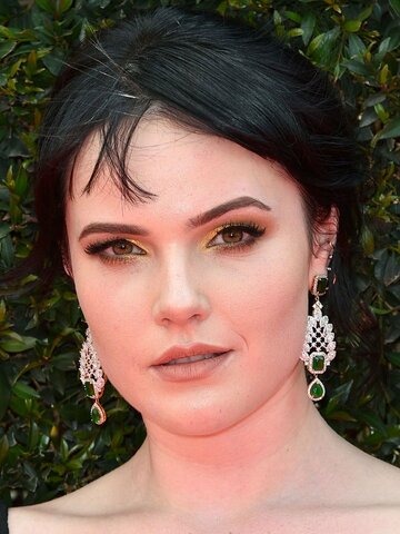 Cait Fairbanks Headshot