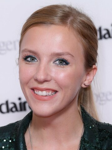 Beattie Edmondson Headshot