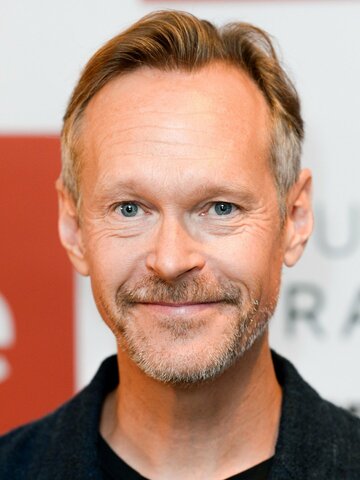 Steven Mackintosh Headshot