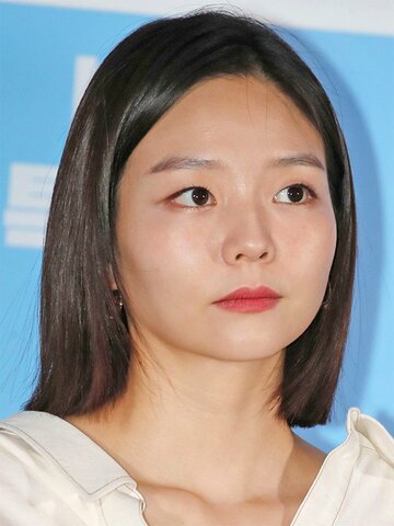 Lee 'Esom' So-young Headshot