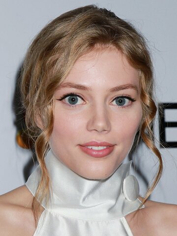 Grace Van Dien Headshot