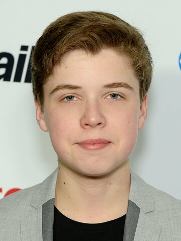 Evan Roe Headshot
