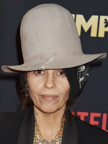 Linda Perry Headshot