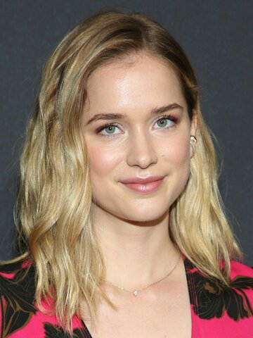 Elizabeth Lail Headshot