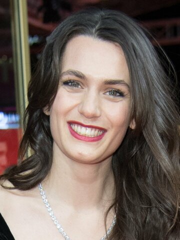 Ella Rumpf Headshot