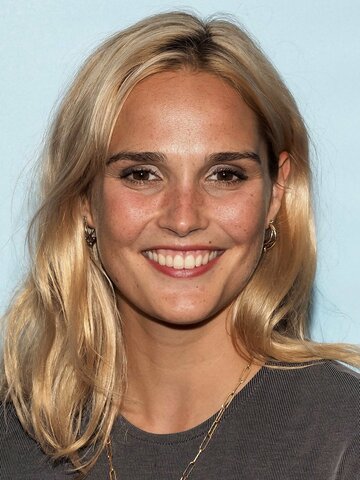 Camille Lou Headshot