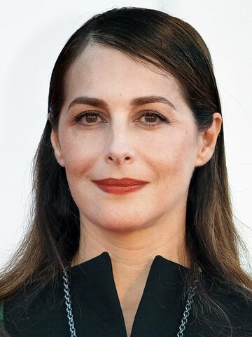 Amira Casar Headshot