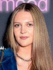 Lara Peake