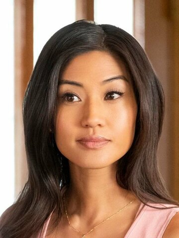 Alisa Allapach Headshot
