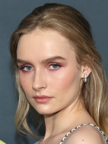 Olivia DeJonge Headshot