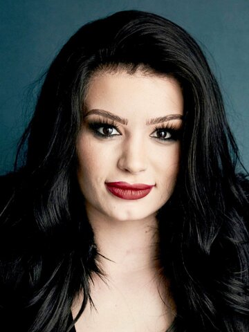 Saraya Bevis Headshot