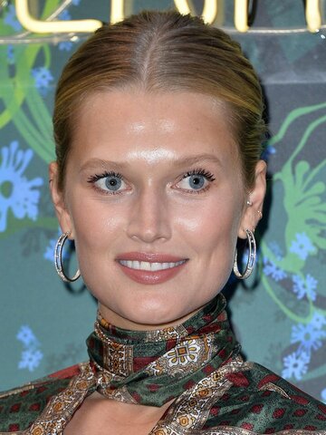 Toni Garrn Headshot
