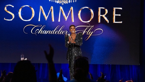 Sommore: Chandelier Fly